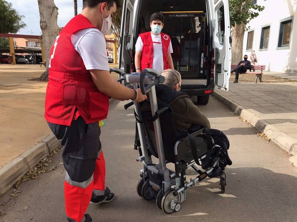 Cruz Roja de Cartagena apoya a las personas con movilidad reducida para que puedan ir a vacunarse