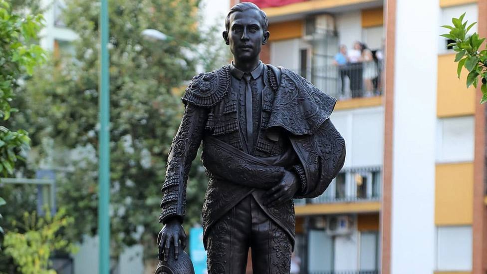 Detalle de la escultura en honor a Joselito El Gallo frente a la Basílica de la Macarena