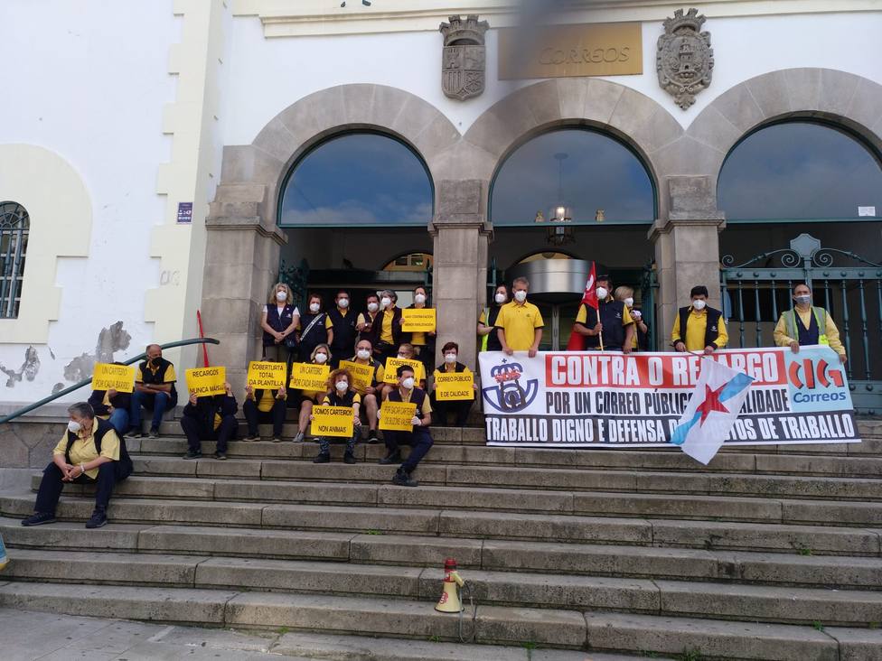 Concentración ante la oficina de Correos de Ferrol, en la plaza de Galicia - FOTO: Cedida