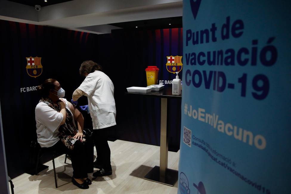Una mujer recibe la primera dosis de la vacuna de Pfizer contra el Covid-19 en el Camp Nou de Barcelona