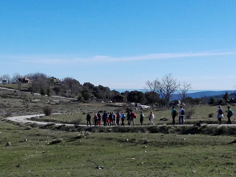 Senderistas en la Dehesa de la Golondrina en Navacerrada