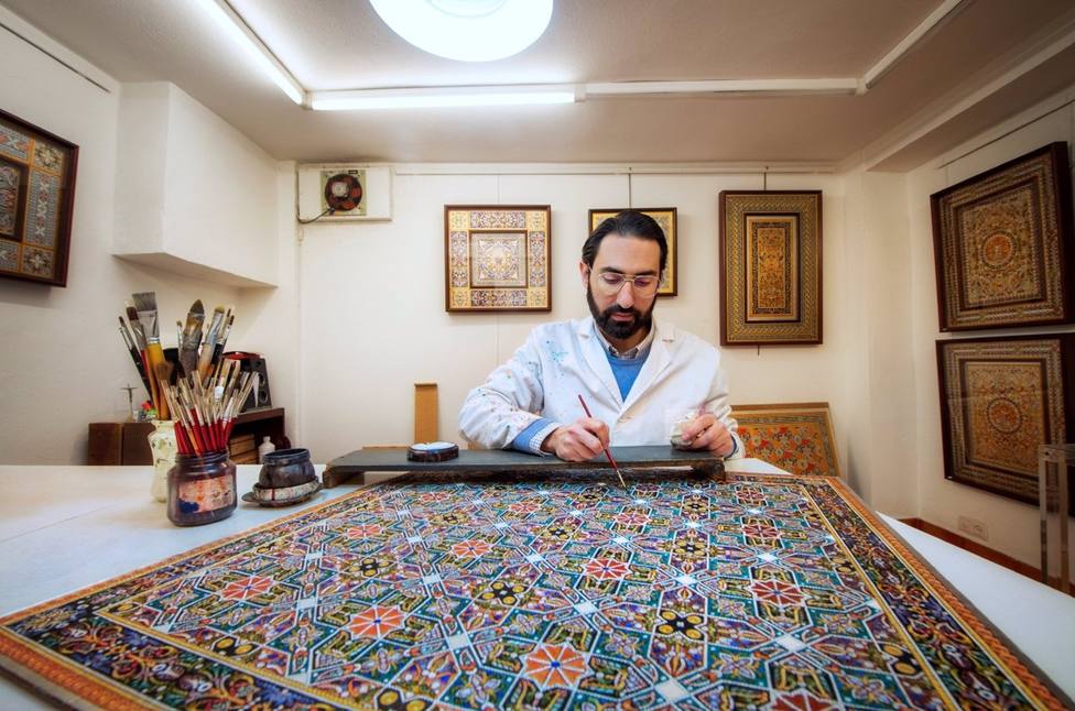 El artista del guadamecí José Carlos Villarejo expone sus obras en los emiratos de Sharjah y Dubái