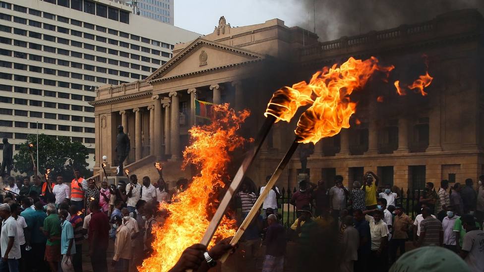 Al menos un muerto y una decena de heridos en las protestas en Sri Lanka contra el Gobierno