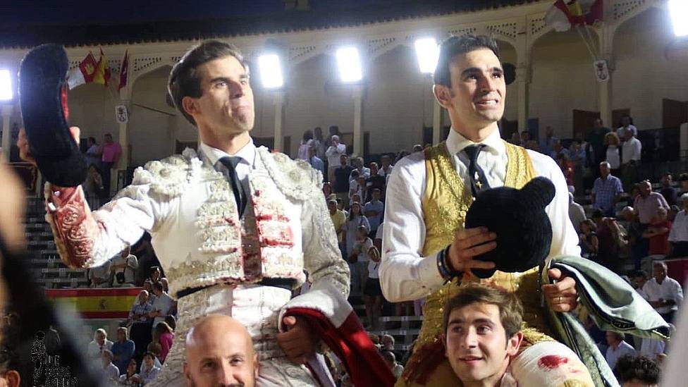 Rubén Pinar y Sergio Serrano en su salida a hombros este sábado en Albacete