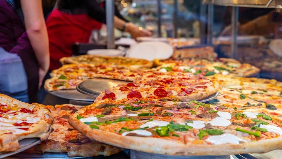 La dueña de una pizzería de Ibiza responde la reseña de un cliente que critica al camarero: A vosotros