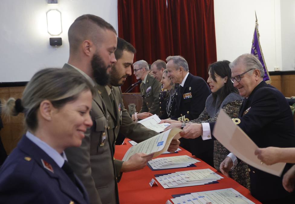 La entrega de diplomas a los militares en el Cuartel de Dolores - FOTO: Xunta