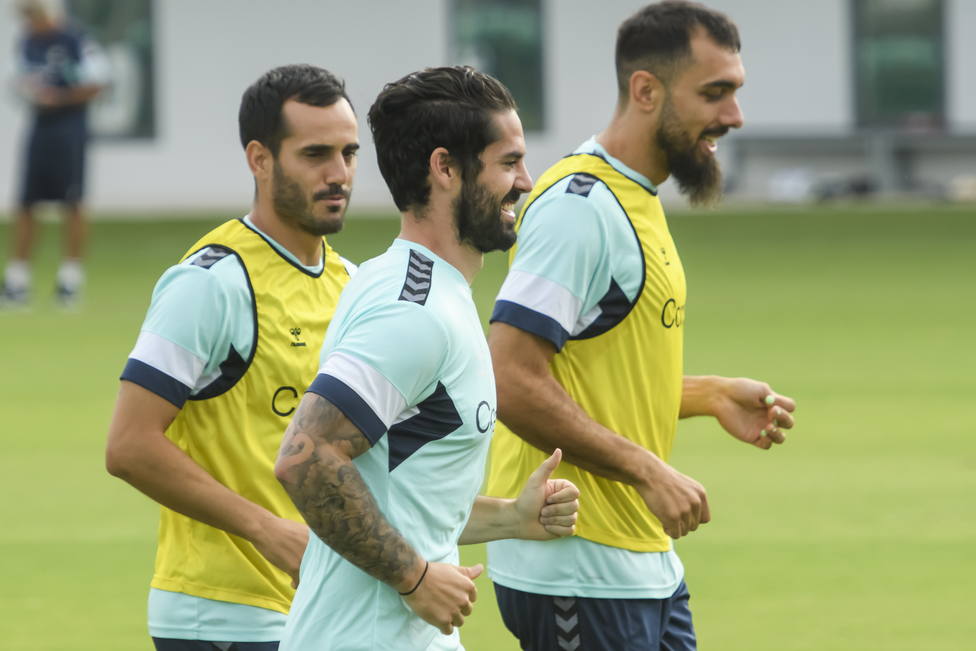 Isco Alarcón entrena con sus compañeros del Real Betis Balompié