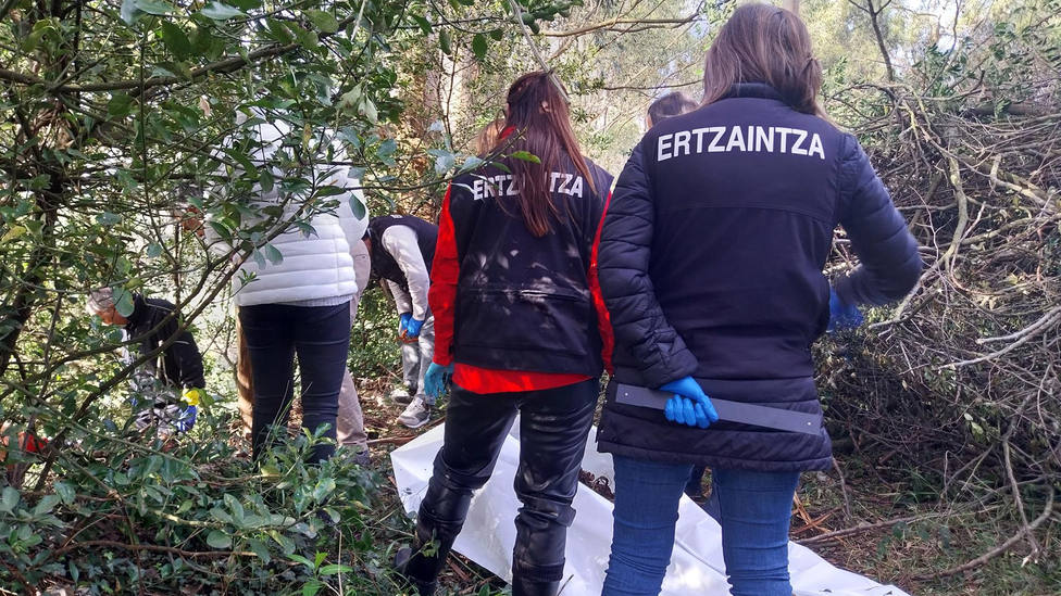Agentes de la ertzaintza en el terreno rural de Abanto-Zierbena donde se ha localizado un cadáver