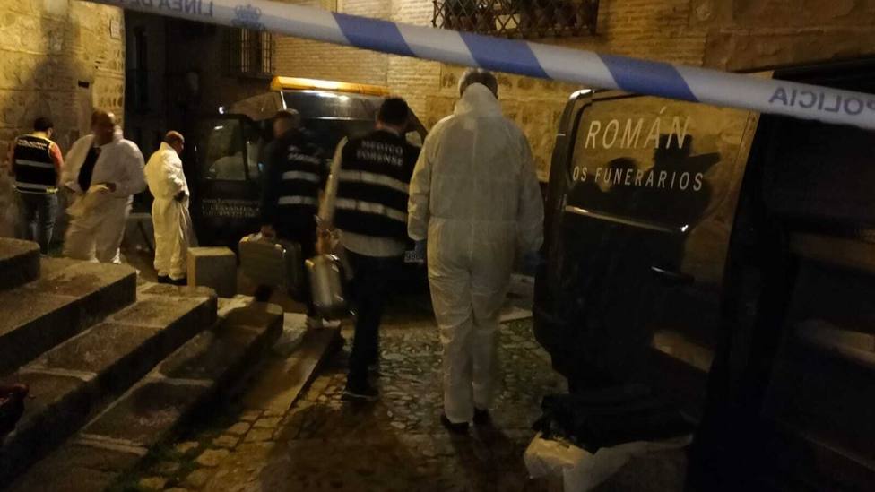 La Policía investiga en la casa del casco histórico de Toledo donde aparecieron los cadáveres