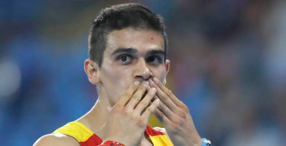 Hortelano saluda al público presente en su semifinal de 200 metros de los pasados Juegos (FOTO - EFE)