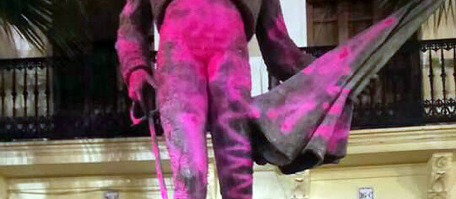 Detalle de la escultura a Enrique Ponce en Chiva manchada con pintura rosa. TWITTER