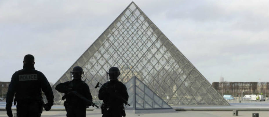 Agentes de la policía francesa en los alrededores del Louvre. REUTERS