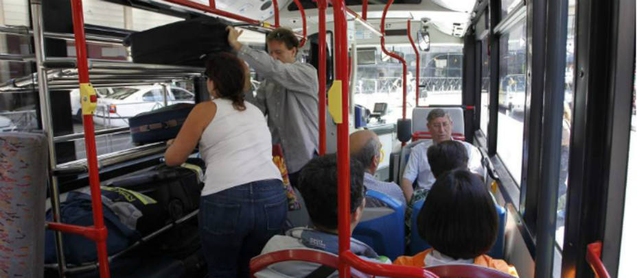 Varios pasajeros introducen sus maletas en un autobús. Jorge París
