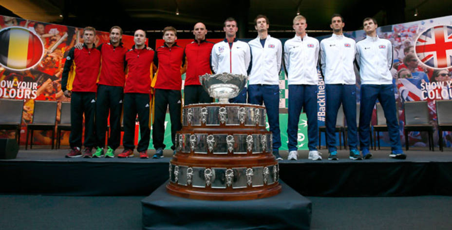 Belgas y británicos posan con el trofeo de la Copa Davis en Gante. Reuters.