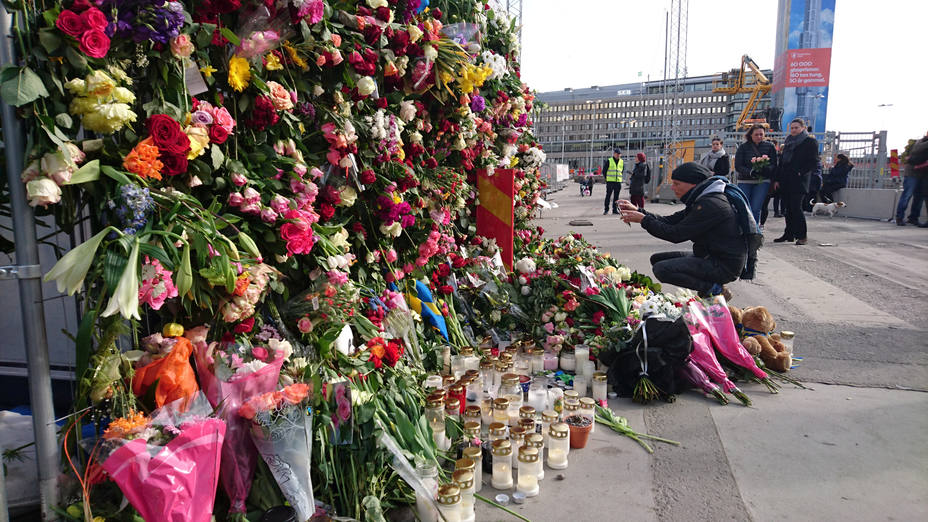 Flores por las víctimas del atentado de Estocolmo