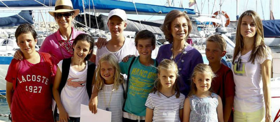 La Reina junto a la princesa Letizia, la infanta Elena y sus nietos. EFE