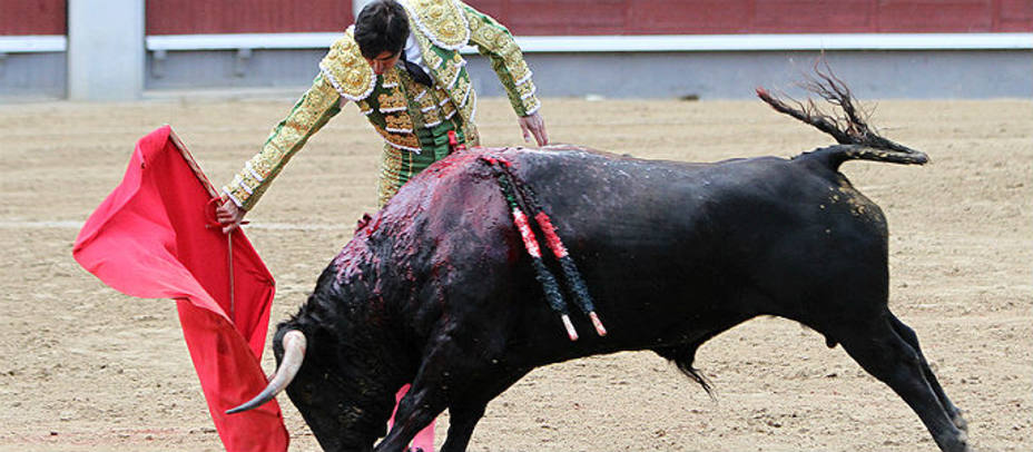 Miguel Ángel Perera durante la faena al toro al que cortó la oreja. IVÁN DE ANDRÉS