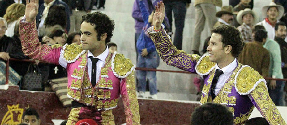 Juan Pablo Sánchez y Arturo Saldívar saliendo a hombros del coso de León (Méx). E.M.