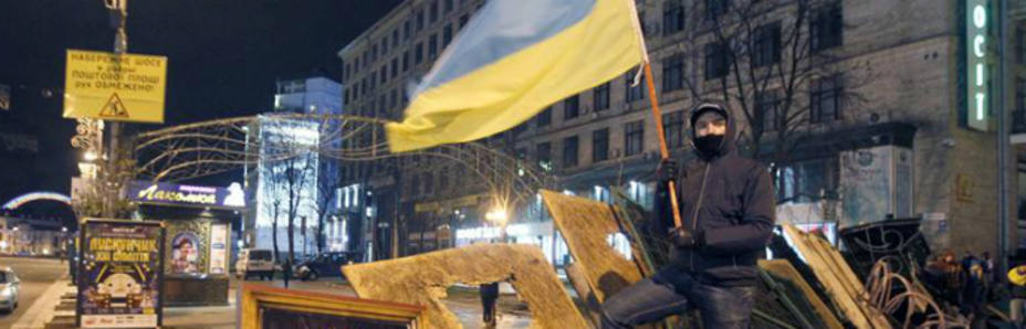 Manifestantes construyen una barricada en la plaza de la Independencia de Kiev (EFE)