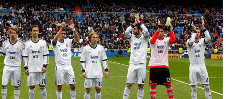Los jugadores del Madrid salen con una camiseta de ánimo a Casillas (EFE)