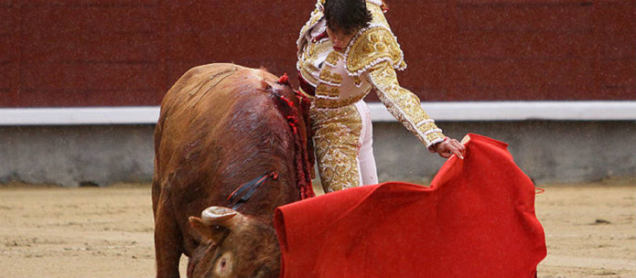 Natural de Antonio Nazaré al tercer toro de Torrestrella este domingo en Madrid. IVÁN DE ANDRÉS