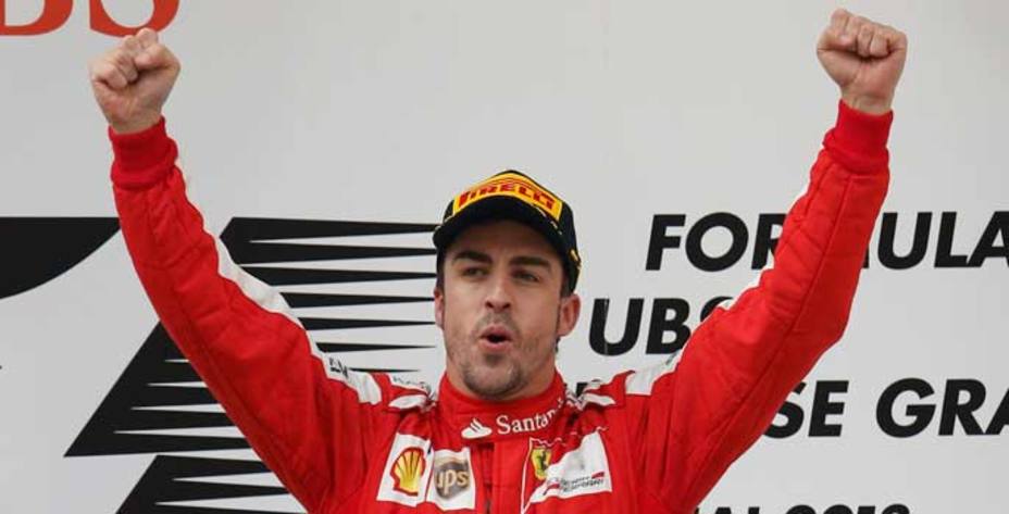Fernando Alonso celebra la victoria en el GP de China (Reuters)