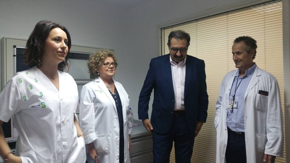 Fernandez Sanz visita la Unidad de Mama en el Complejo hospialario de Albacete
