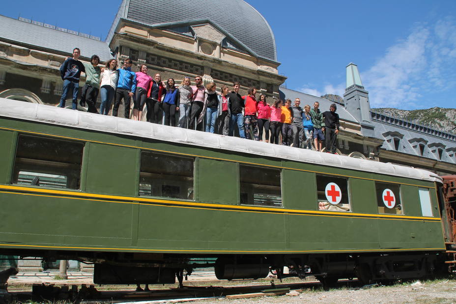 Jóvenes de todo el mundo rehabilitan un vagón en Canfranc