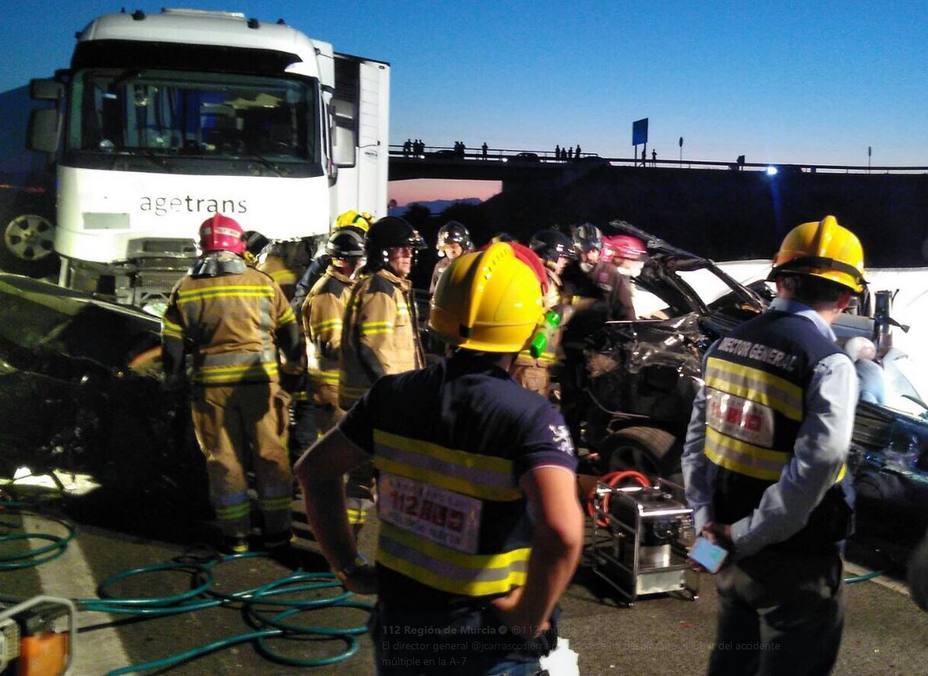 Imagen del accidente en la A7 de Murcia que le ha costado la vida a cinco personas. @112rmurcia