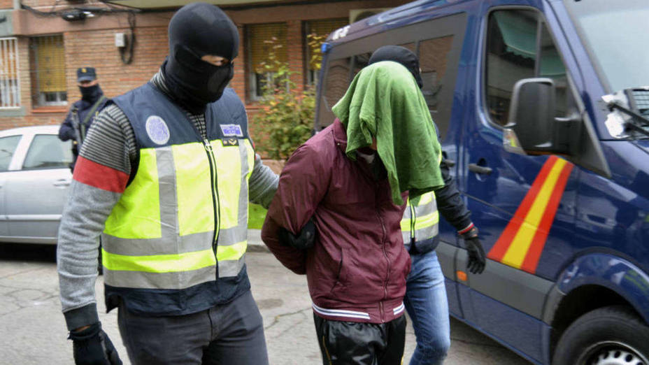ctv-acw-detenidos-dos-yihadistas-en-madrid-la-policia-halla-cuatro-cargadores-de-fusiles-ak-47