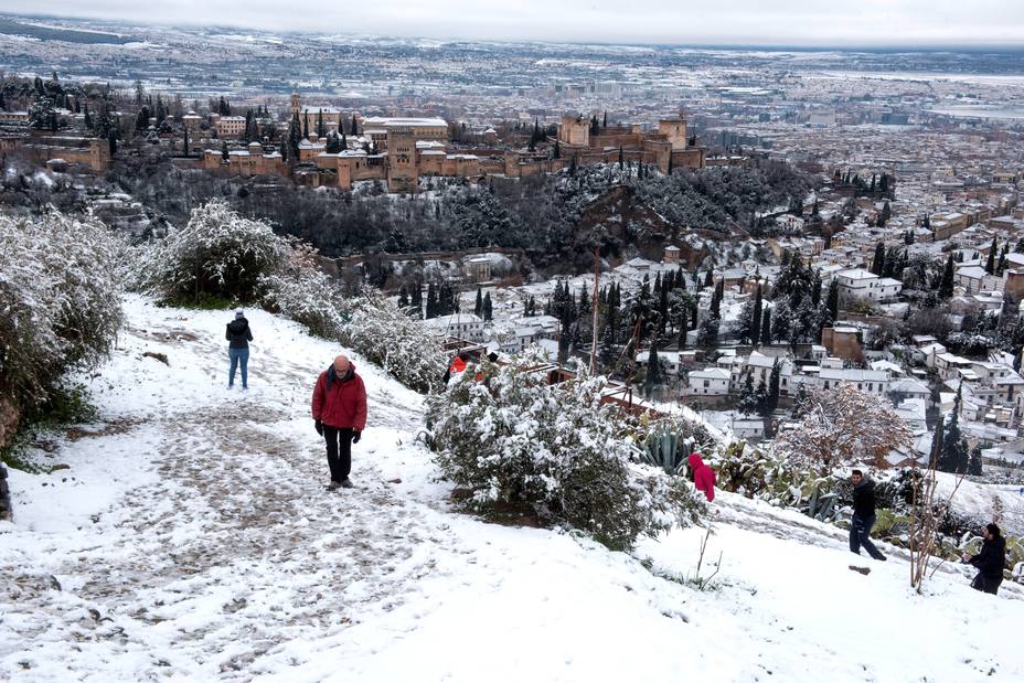 Las copiosas nevadas han cubierto de blanco la Alhambra y el Generalife