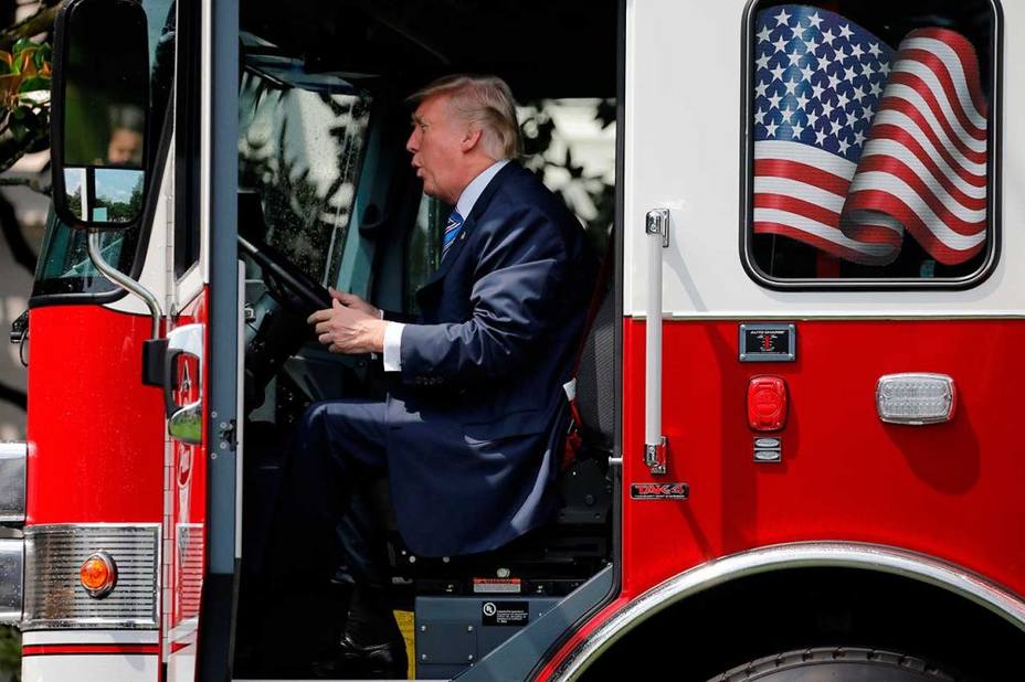 Trump subido a un camión de bomberos