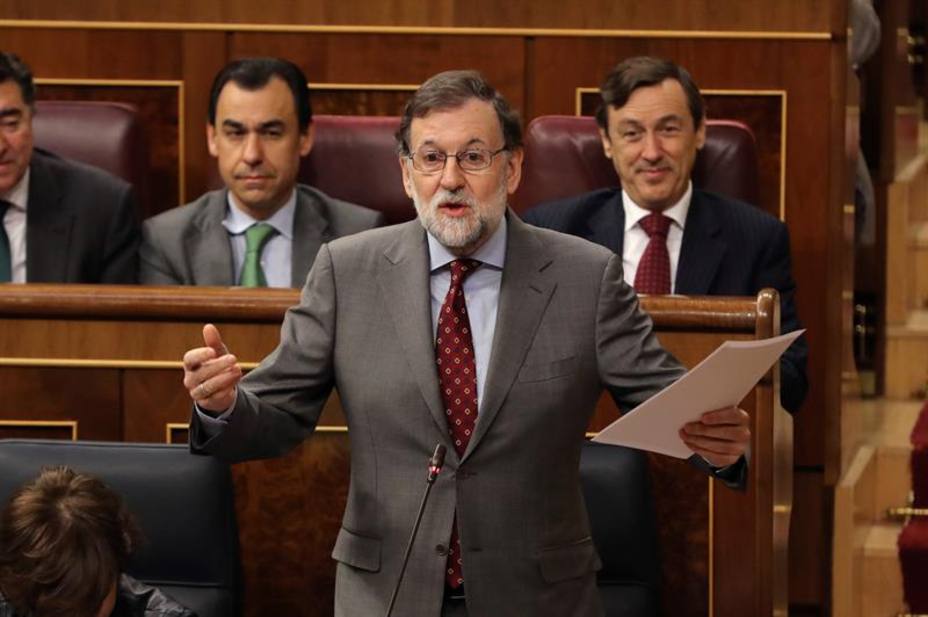 Rajoy pide al PSOE plantear propuestas en pensiones, no cheques sin fondo