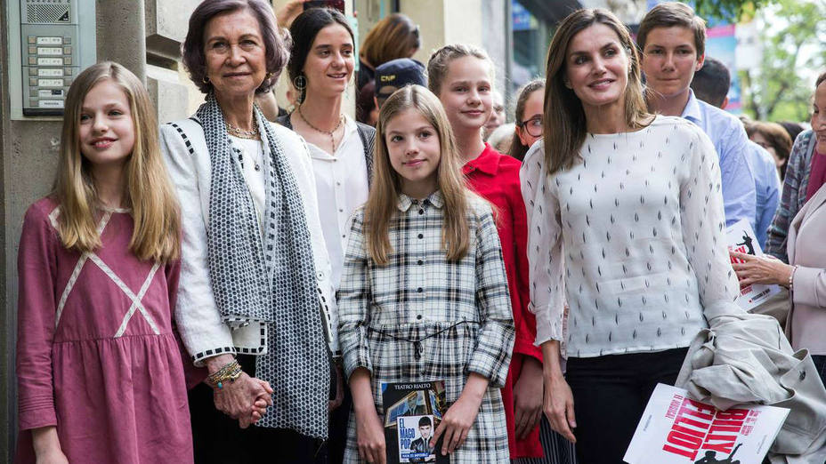 La Reina Letizia y la Reina Sofía, juntas en el teatro con la princesa Leonar y la infanta Sofía