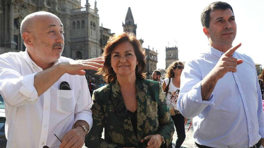 La vicepresidenta del Gobierno pasea por Santiago