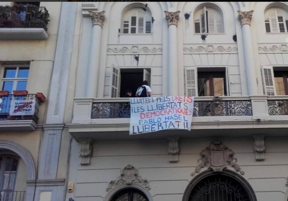 Un grupo de jóvenes asalta la sede del PSC en Lérida