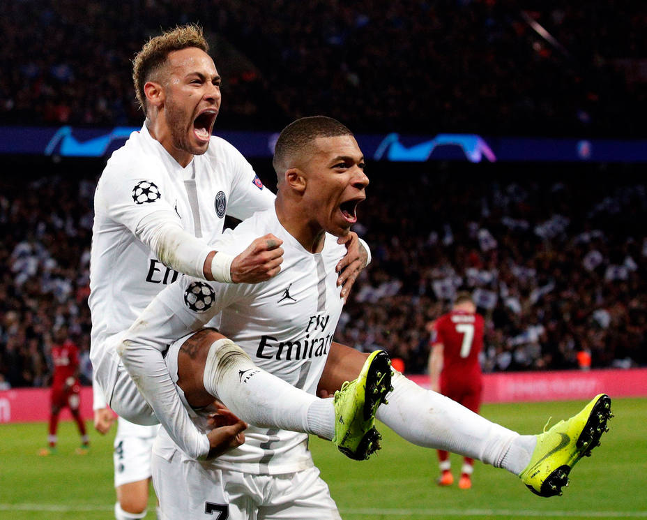 Neymar y Mbappé celebran uno de los goles del PSG (EFE)