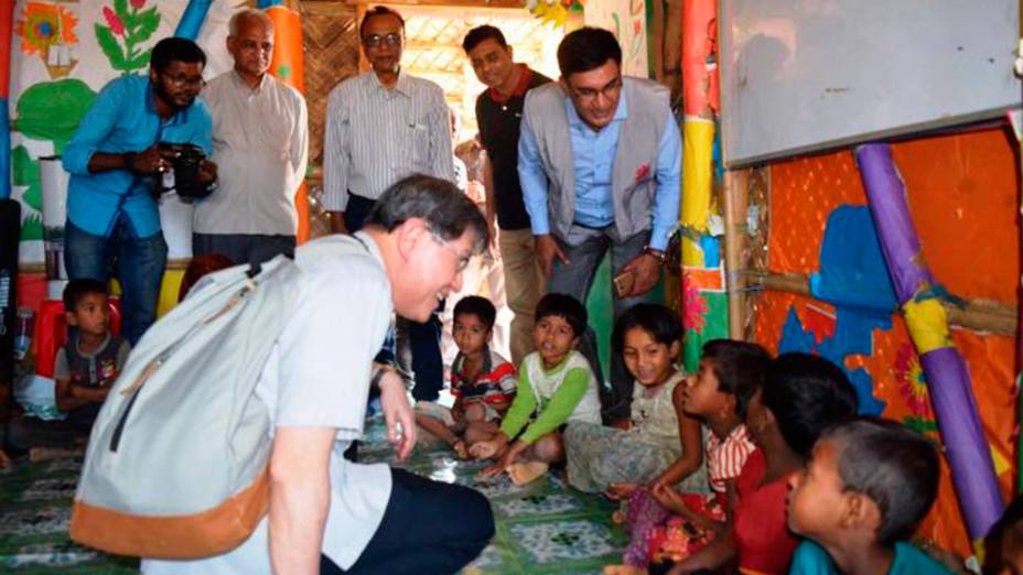 El Cardenal Luis Antonio Tagle habla con los refugiados que atiende Cáritas Bangladesh