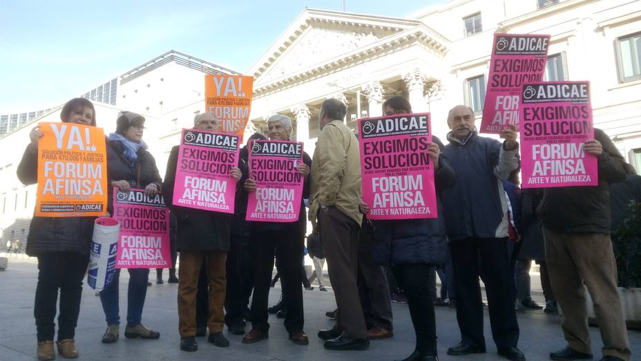 Afectados por Afinsa y Fórum Filatélico abuchean a Pedro Sánchez frente al Congreso