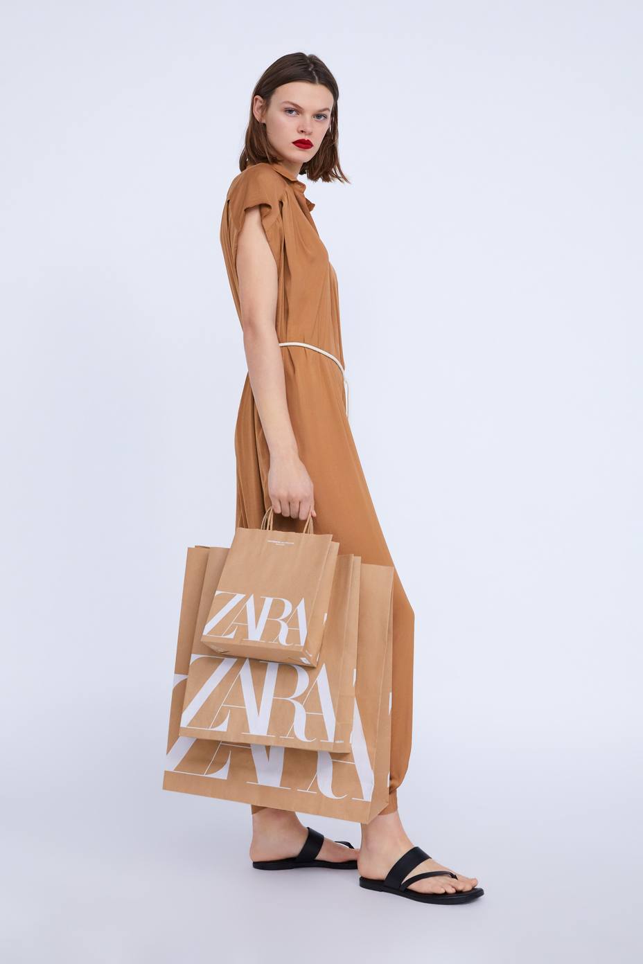 Zara eliminará desde el viernes las bolsas de plástico y usará solo bolsas de papel reciclado