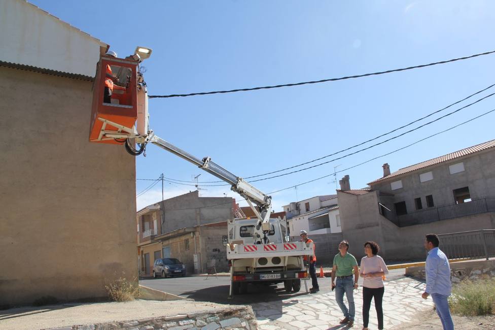 El Ayuntamiento refuerza la iluminación en distintos barrios del municipio