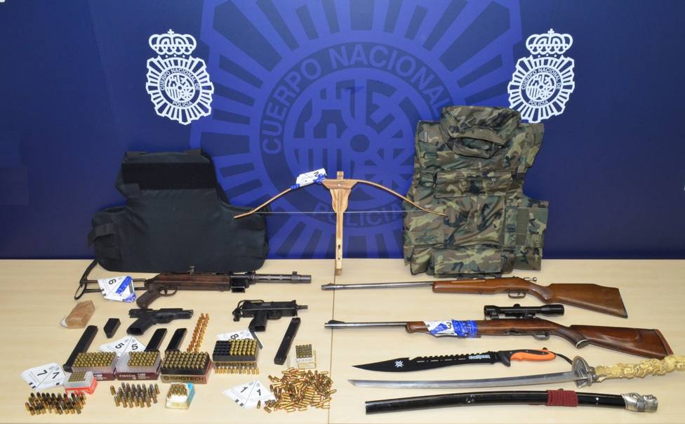 La Policía Nacional detiene a tres hombres por tenencia ilícita de armas y munición
