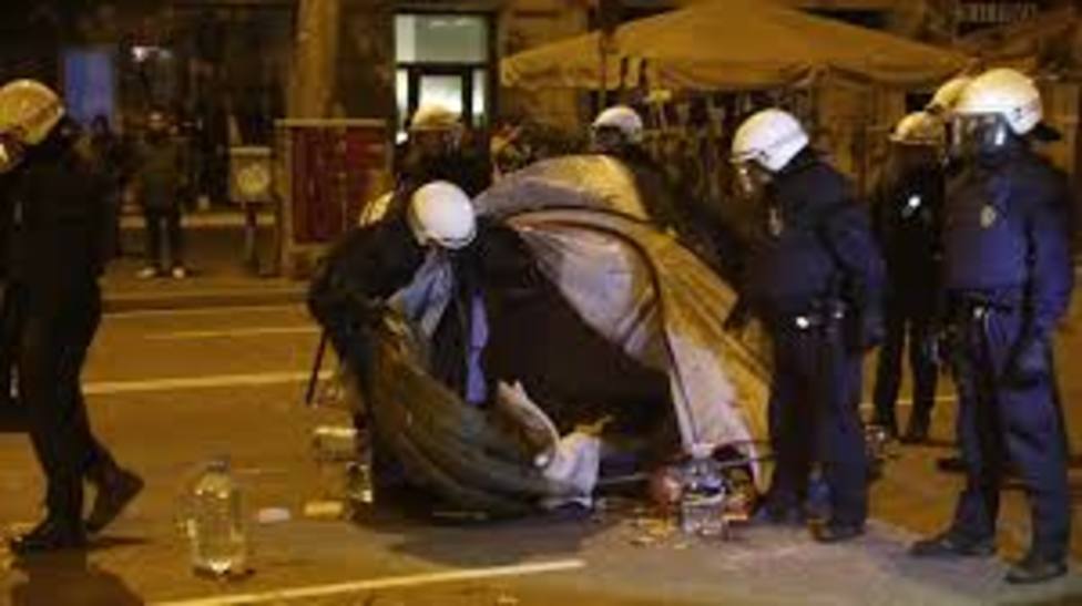 Agentes de la Guardia Urbana desalojan a los acampados en la Plaza Universidad en Barcelona