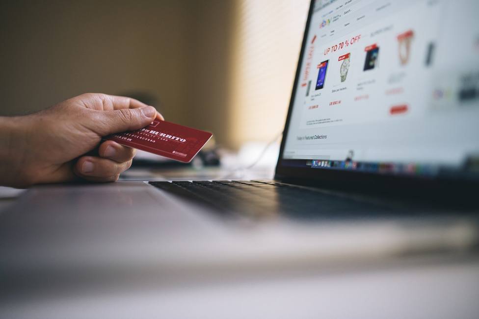 Los errores más comunes que cometes al comprar online y que podrían dejar tu cuenta bancaria en números rojos