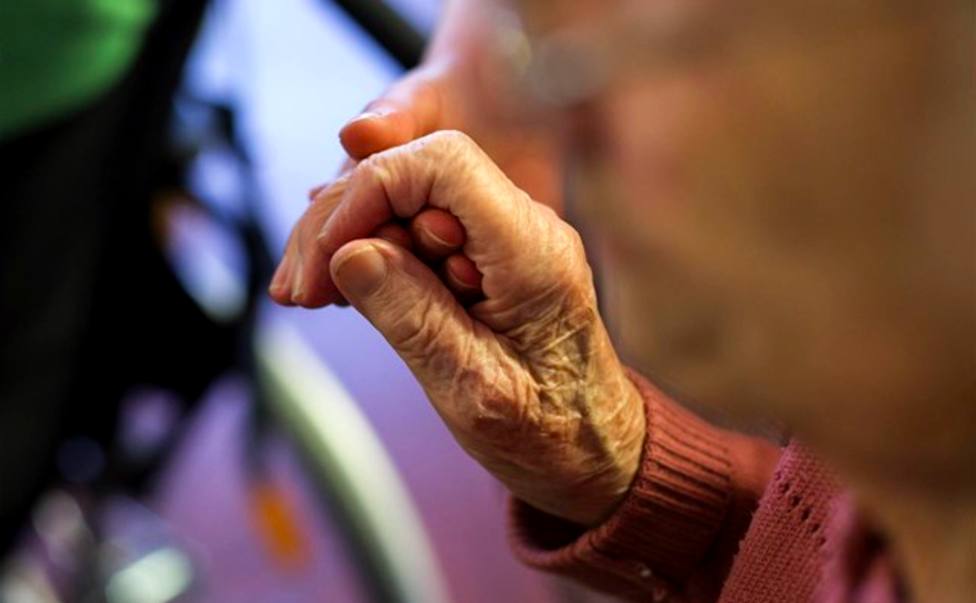 Residencias de mayores de Asturias: anciano sujeta un bastón