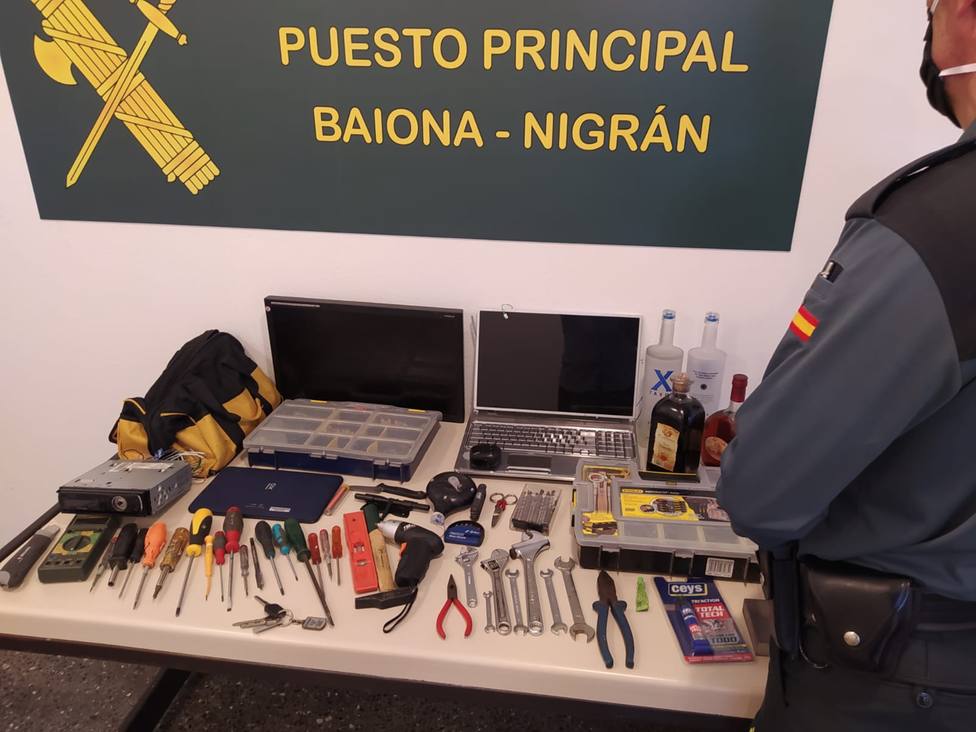 Material requisado al presunto autor de una veintena de robos en Baiona