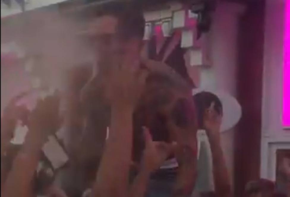Desfase en una discoteca de Torremolinos: sin distancia, sin mascarilla y escupiendo alcohol al público