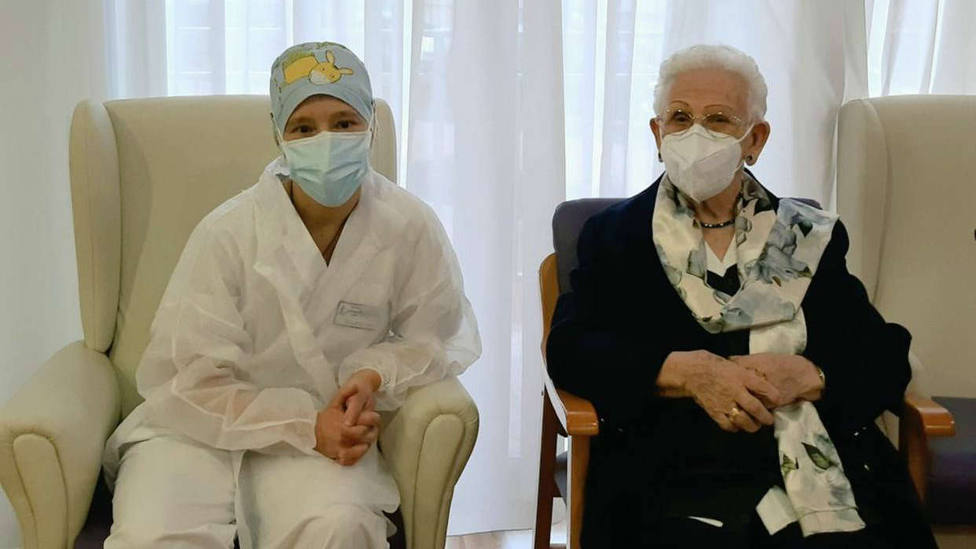 Araceli y Mónica, primeras personas vacunadas de covid en España
