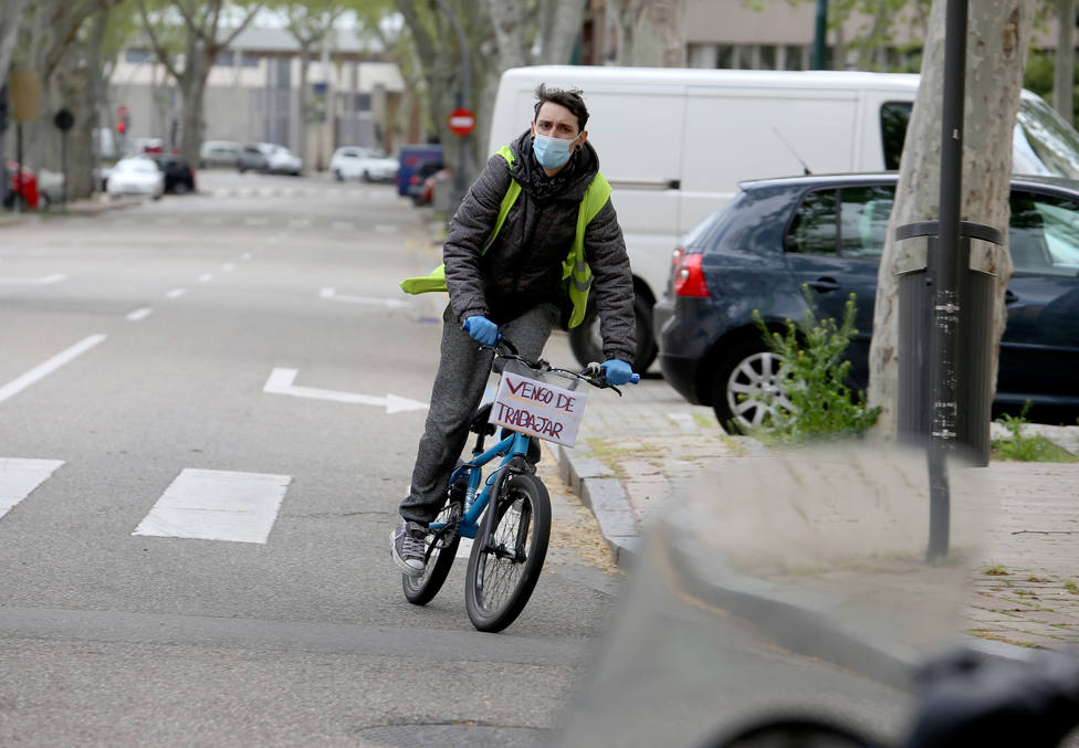 Un hombre regresa a casa en bicicleta después de trabajar durante el Estado de Alarma en Valladolid