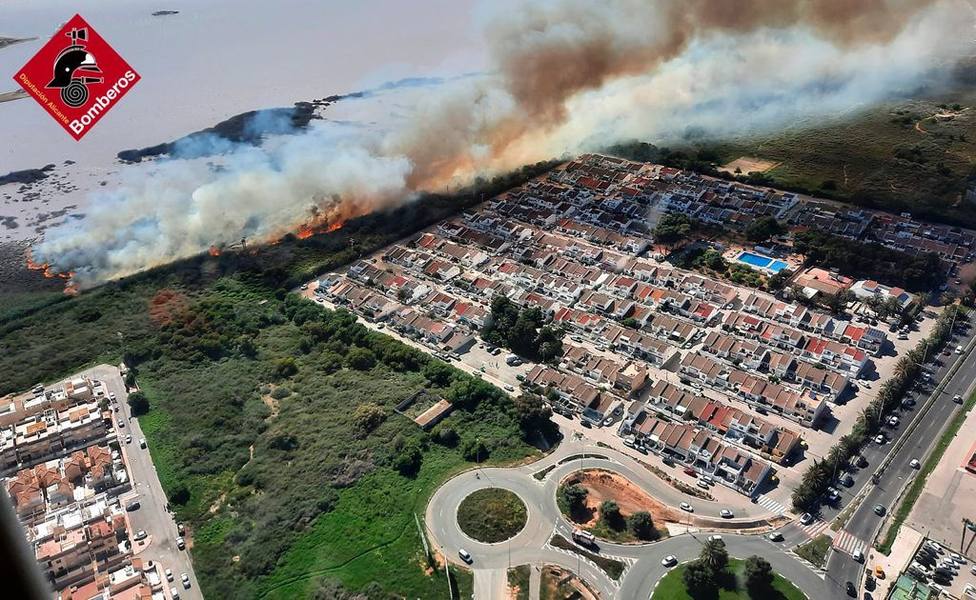Los bomberos dan por controlado el incendio forestal en Torrevieja